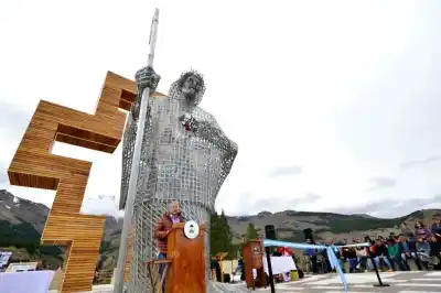 El Cristo caminante que ya se ve desde dos cordilleras y promete cambiar el Norte neuquino