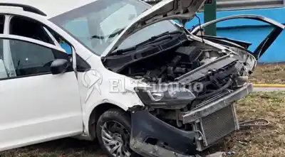 Manejaba en la rotonda de Limache y el auto terminó contra un poste: lo que nadie pudo hacerle en el lugar