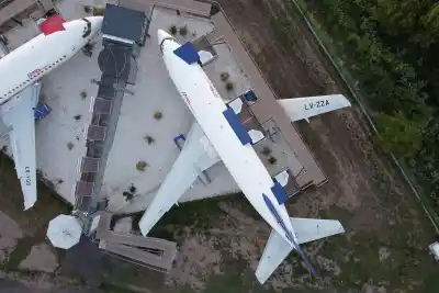 Compró aviones que llevaron soldados a Malvinas y armó un hotel que no para de llenarse