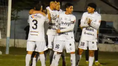 Cuatro equipos jujeños arrancaron el Regional con el pie derecho: uno se llevó una goleada clave