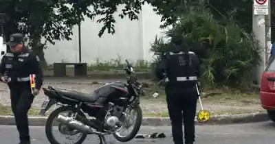 Choque en Salta: el motociclista terminó internado y buscan una pista clave en la escena