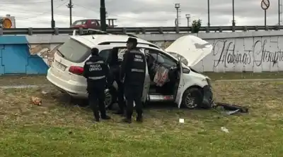 Un auto con seis personas terminó contra un poste en Limache: dos pelean por su vida