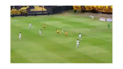 Colón reclamó un gol anulado en Santiago y estalló la polémica: quién era el último defensor