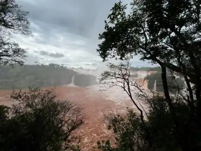 Cataratas del Iguazú: el río pasó el límite y los circuitos quedaron cerrados