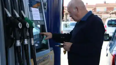 Cada vez más estaciones de San Juan tienen autodespacho: a qué hora eligen cargar los conductores