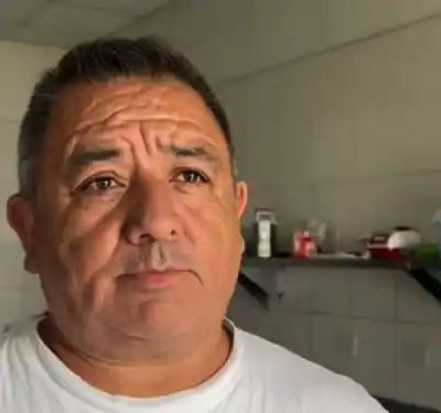 El horno de barro donde jóvenes que salen de las adicciones aprenden un oficio