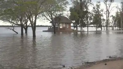 El río Uruguay no da tregua en el Litoral: el agua ya llega a la cintura y hay localidades al límite