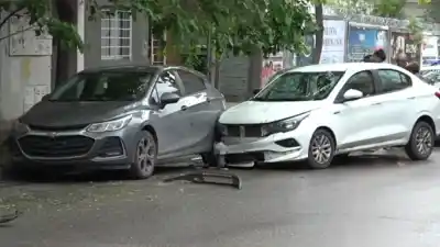 El estruendo lo despertó de golpe: chocó contra un auto estacionado en pleno centro