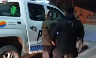 Rompió el vidrio de una farmacia en Madryn y huyó a pie: lo que hizo después lo delató