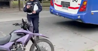 Chocó contra un colectivo de SAETA en Salta: lo que encontraron en el test del motociclista