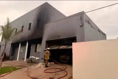 A las 5:45 de la mañana, dos autos ardían en un garaje de Concordia: lo que encontraron los bomberos adentro