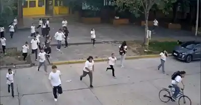 Un adolescente entró a la escuela con algo en la mochila que nadie esperaba
