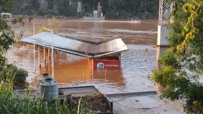 El río Iguazú superó el doble de su nivel normal y evacuaron la zona portuaria