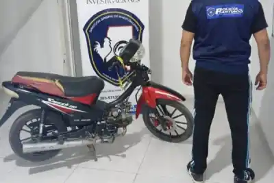 Lo pararon en la Costanera con una moto sin patente y terminó corriendo hacia La Católica