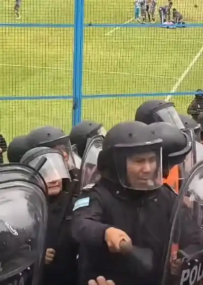 Un video desnudó lo que pasó con los hinchas del Albo en Jujuy: "Había mujeres y menores"