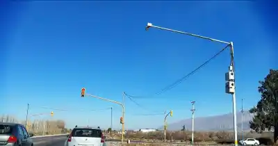 Pocito: el nuevo sistema ya detectó 187 cruces en rojo, pero las multas no llegan