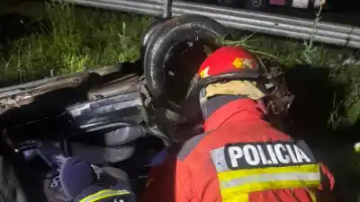 Volcó en la ruta 9 y los bomberos tuvieron que cortar el auto para sacarlo