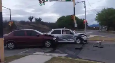 Un funcionario judicial chocó a las 6:30 en un cruce clave: qué encontraron en el auto