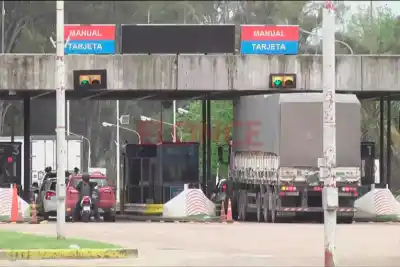 El Túnel Subfluvial no dio abasto: más de 48.000 vehículos en un fin de semana y este lunes la advertencia es para la tarde