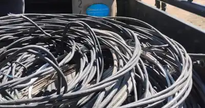 Las cámaras lo vieron cortando cables en Mitre y Rivadavia: no llegó a irse con nada