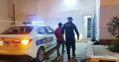 Compartieron alcohol todo el día, discutieron y un disparo cruzó el vidrio: quién terminó detenido