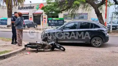 Chocó en Suárez y pasaje Primero: el motociclista terminó en el Hospital Regional