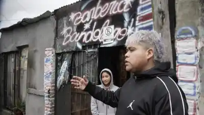 Le tiraron una molotov a su barbería y al perseguir a los atacantes se topó con alguien que conocía