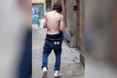 Un joven deambulaba por la casa sin responder: lo que le habrían vendido antes