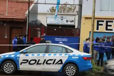 Entró exaltado a un taller de Neuquén a las 4 de la mañana: lo ataron con precintos y ya no despertó