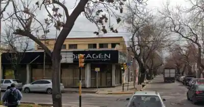 Forzaron la reja de un local en refacción en Ciudad: los esperaban a pocas cuadras