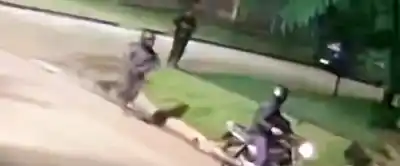 Esperaba el colectivo para ir a trabajar y lo que pasó después dejó a todos en shock