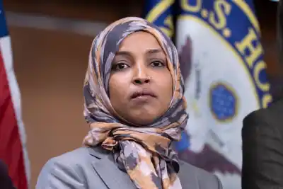 Allanaron la casa de Ilhan Omar: lo que encontró el operativo que la complica