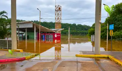 El río Iguazú se salió de cauce: evacuaron el puerto y cerraron el paso a Paraguay