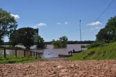 El río Uruguay no da tregua en Santo Tomé: el pico más alto de la crecida y una medida que ya rige en la costanera