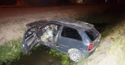 El auto quedó en el zanjón con la puerta abierta, el arma adentro y el policía desaparecido