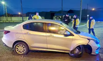 Manejaba alcoholizado y terminó fuera de la ruta en el acceso al aeropuerto