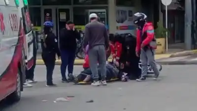 Un repartidor quedó tendido en el asfalto tras chocar con un colectivo del COLE