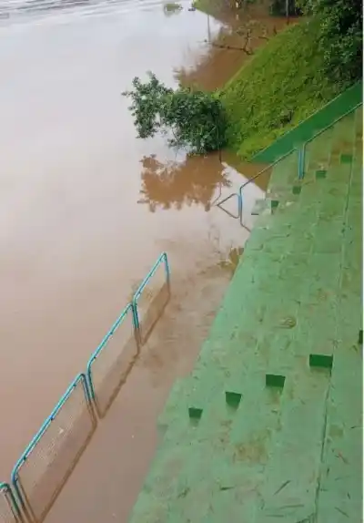 El agua ya toca el restaurante del Club de Pesca y en Puerto Rico no dejan cruzar en balsa