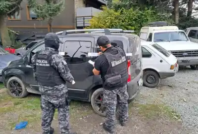 Un grupo de madres encendió la alarma en Villa La Angostura y la Justicia allanó cinco casas