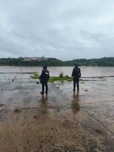 El río Paraná creció y cortaron las balsas en Eldorado: hasta cuándo no se puede cruzar