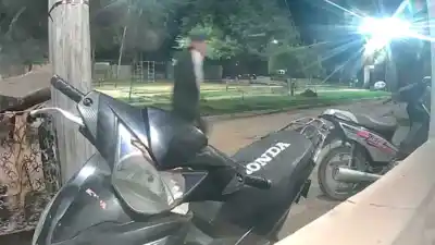Una madrugada de caos en Añatuya: dos motocicletas desaparecieron y un sospechoso logró escapar