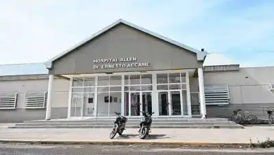 Una adolescente de 14 años llegó sin vida al hospital de Allen y hay un demorado: qué se investiga