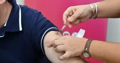 Llegó un nuevo cargamento que promete acelerar la campaña de inmunización: ¿qué grupos están siendo priorizados?