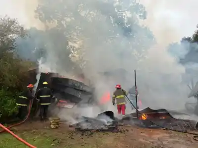 El fuego arrasó una casa en la zona sur de Posadas: tres cuarteles trabajaron para contenerlo