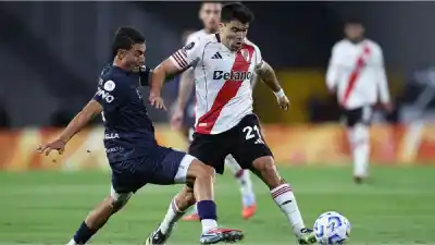 El líder de la tabla anual no la pasó bien: la goleada que reavivó la pelea por el título