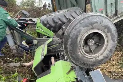 Manejaba un tractor por la 325 y terminó fuera del camino: el detalle que nadie esperaba