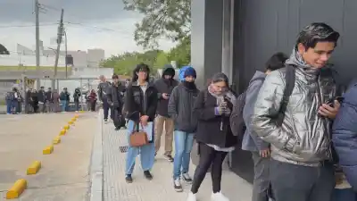 Se abrió un bazar en Moreno y cientos hicieron una fila de 10 cuadras: adentro, solo 5 puestos