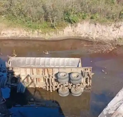 Accidente vial en Monteros: Cayó un volquete al río Pueblo Viejo