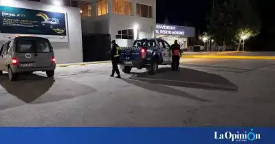 Siete chicos con chalecos reflectivos cortaban la ruta en Perito Moreno: la policía los interceptó y el final los complicó a todos