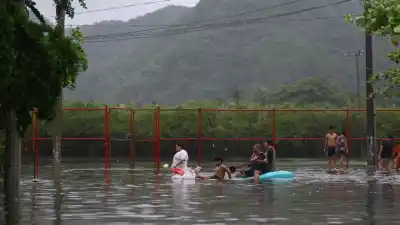El huracán Simón rozó México, dejó un muerto y ahora amenaza con volver a tocar tierra